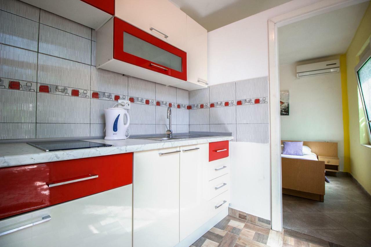Mrkonjic Branko & Marija Apartmani Оміш Екстер'єр фото