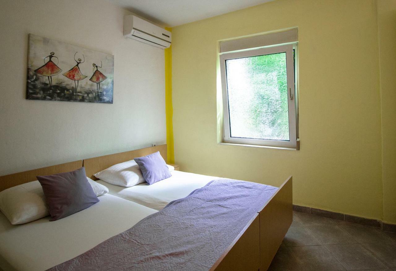 Mrkonjic Branko & Marija Apartmani Оміш Екстер'єр фото