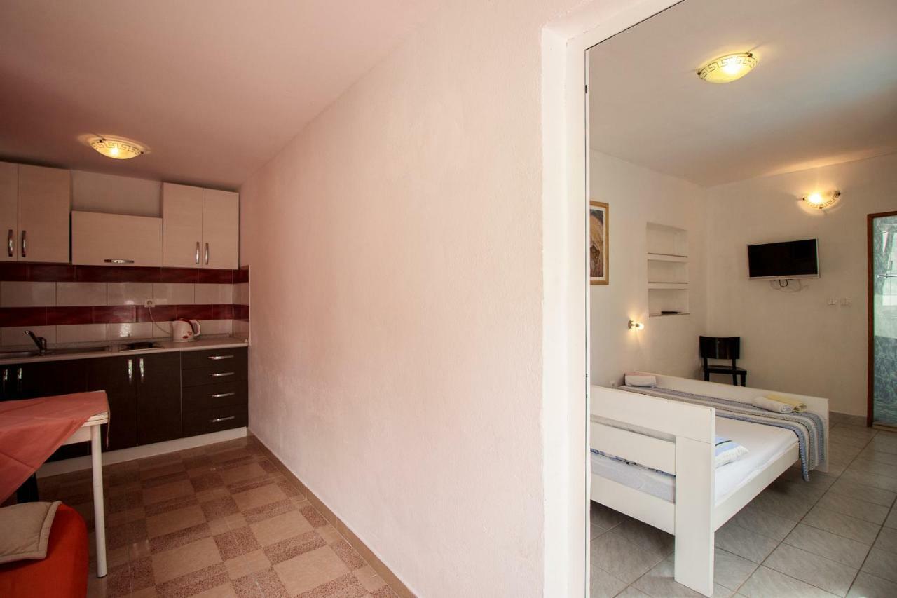 Mrkonjic Branko & Marija Apartmani Оміш Екстер'єр фото