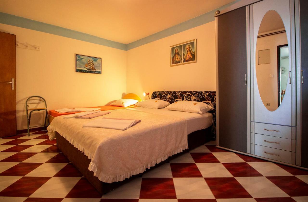 Mrkonjic Branko & Marija Apartmani Оміш Екстер'єр фото